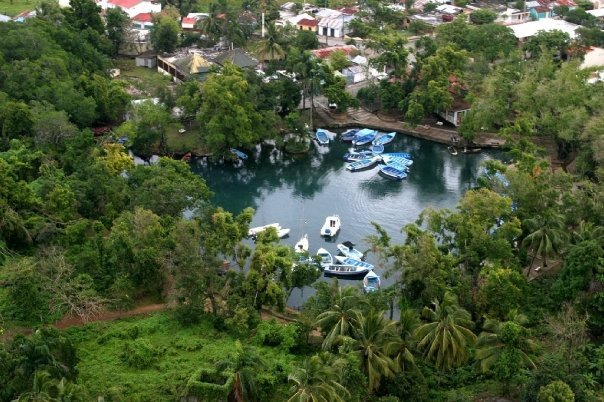 Vista aérea de la Laguna Gri-Gri y embarcaciones en Río San Juan.