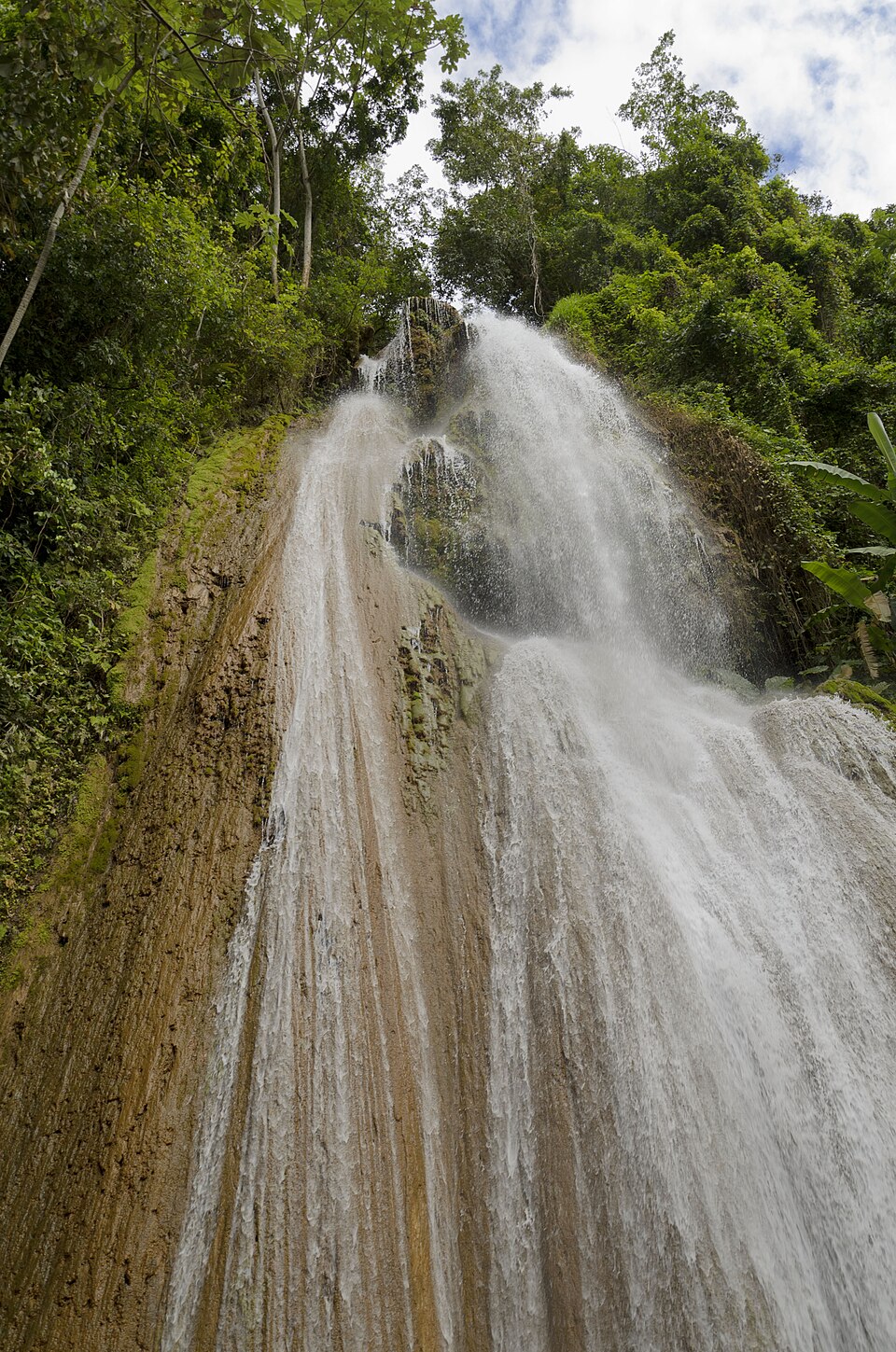Salto del Limón en Samaná, visto desde su base.